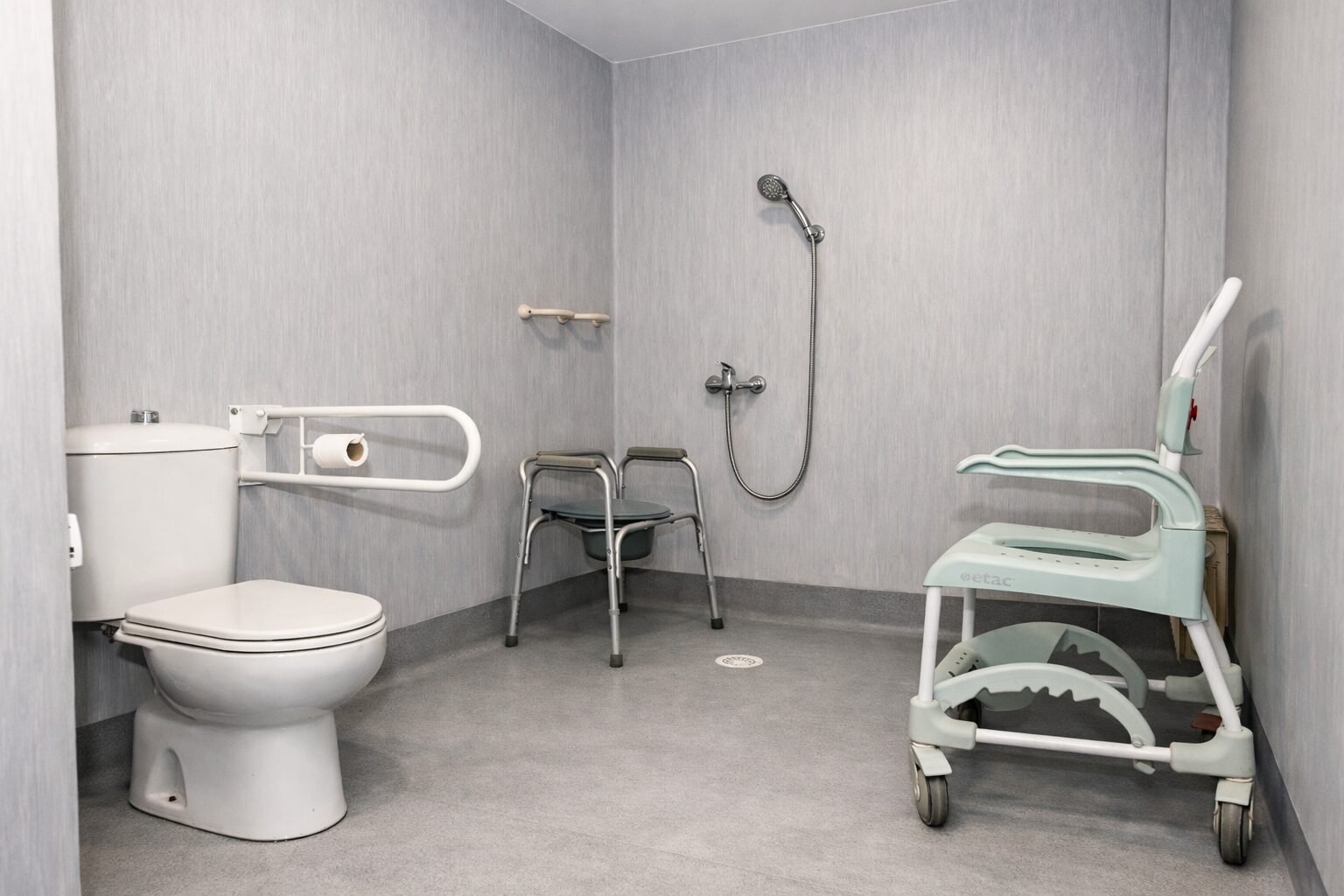 Baño confortable residencia para mayores en Oviedo